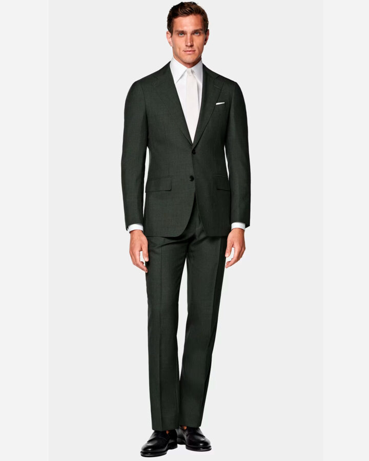 Modelo con un traje verde oscuro de la marca Suitsupply