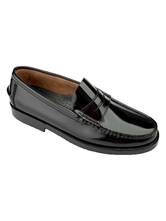 Zapatos mocasines negros estilo castellano para hombre, un básico atemporal para completar un look con abrigo y jersey burdeos