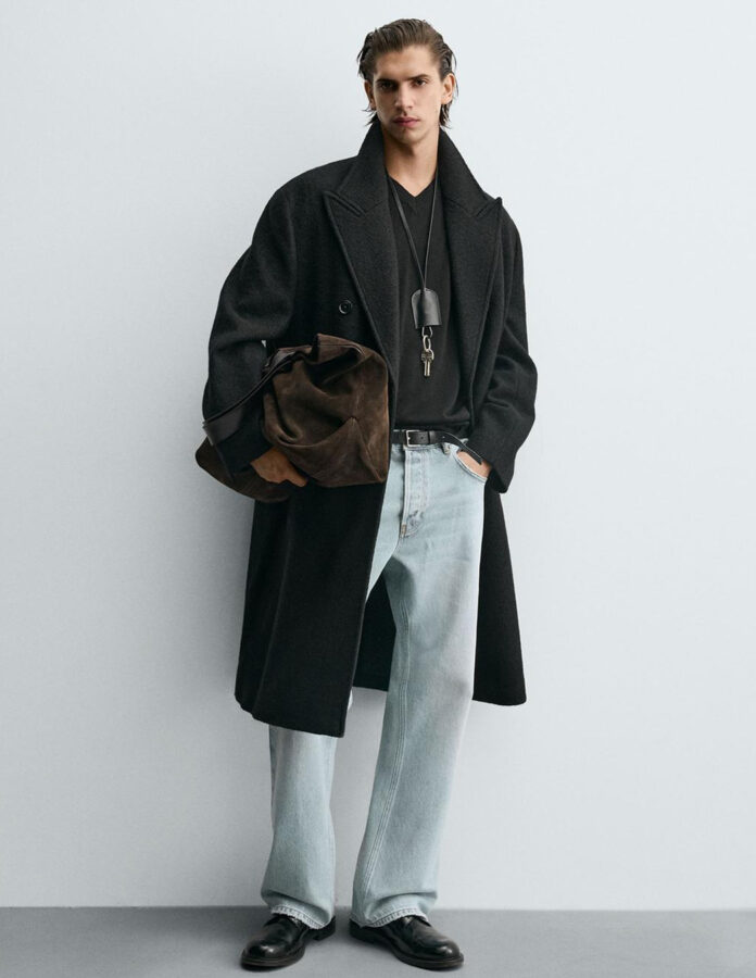 Abrigo relaxed fit confeccionado en tejido de lana con textura rizada. Cuello con solapas de pico y manga larga acabada en puño con botones.