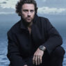 El actor Aaron Taylor-Johnson protagoniza la nueva campaña Planet Ocean de OMEGA