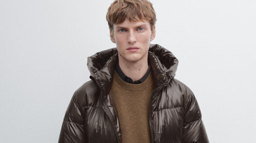 Modelo luciendo abrigo de plumón marrón de Massimo Dutti con capucha y cuello alto.