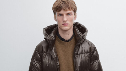 Modelo luciendo abrigo de plumón marrón de Massimo Dutti con capucha y cuello alto.