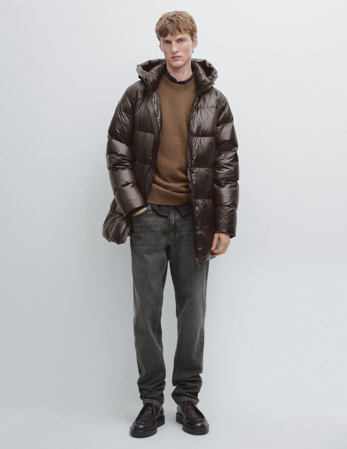Look completo con abrigo de plumón marrón de Massimo Dutti combinado con jersey marrón, vaqueros oscuros y zapatos de piel.