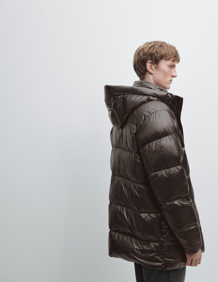 Vista lateral del abrigo de plumón marrón de Massimo Dutti, mostrando la capucha y el acolchado.