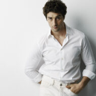 Agustín della Corte: “El problema en el deporte es que se pone la orientación sexual por encima de los valores del deportista” El actor Agustín della Corte posa vestido de blanco para una sesión de fotos para la revista Rísbel