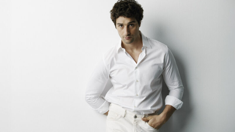 El actor Agustín della Corte posa vestido de blanco para una sesión de fotos para la revista Rísbel