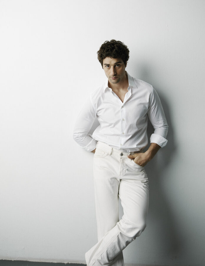 El actor Agustín della Corte posa vestido de blanco para una sesión de fotos para la revista Rísbel, look completo