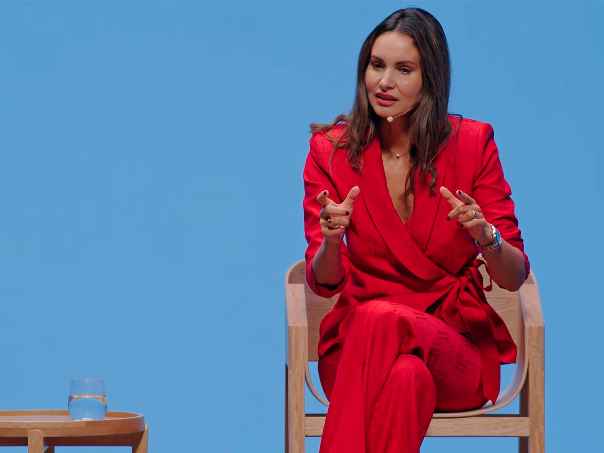 Ana Ibañez en el programa "Aprendemos juntos" de BBA dando una conferencia sobre cómo fortalecer nuestro autoestima