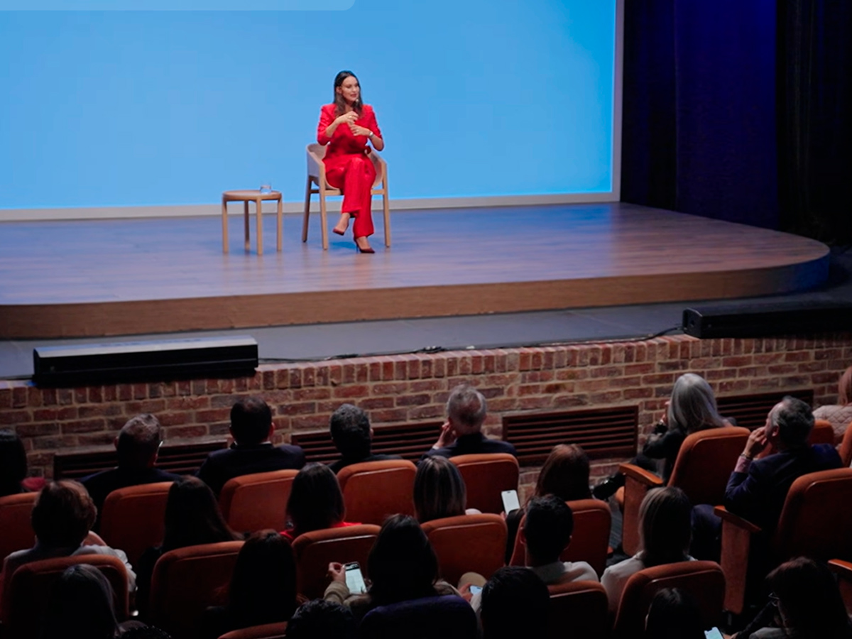 La neurocientífica Ana Ibáñez durante su conferencia en Colombia sobre cómo reprogramar nuestro cerebro para mejorar nuestra autoestima