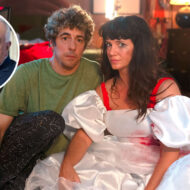 Antonio Bolinches, psicólogo: "Por ser excelentes, las mujeres están penalizadas para encontrar hombres adecuados para ellas" Escena de la serie "Envidiosa" en la que se ve a la protagonista vestida de novia sentada en el suelo de su habitación junto a su pareja.