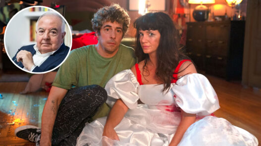 Escena de la serie "Envidiosa" en la que se ve a la protagonista vestida de novia sentada en el suelo de su habitación junto a su pareja.