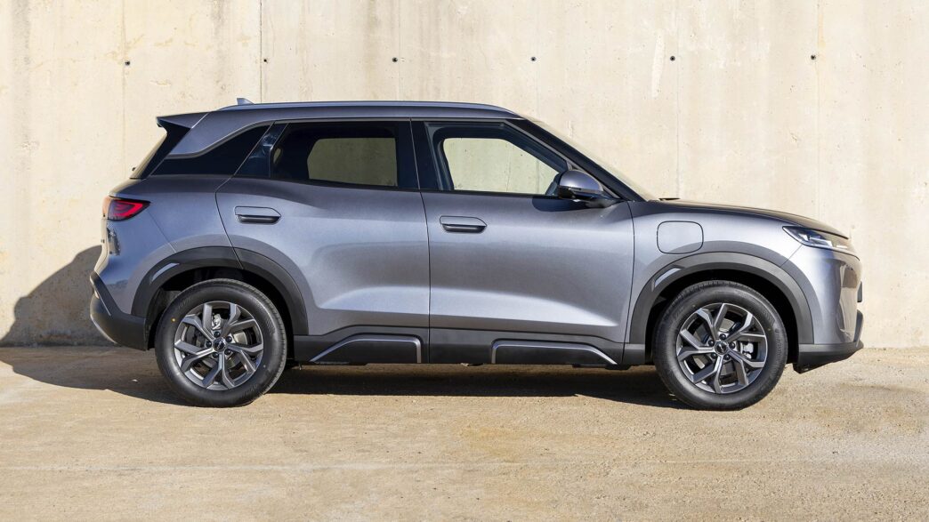 BYD ATTO 2 Comfort visto de perfil con su carrocería compacta y líneas laterales marcadas.