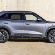 BYD presenta un nuevo eléctrico que llega a 430 km, carga en 25 minutos y tiene un pedazo de maletero de 450 litros BYD ATTO 2 Comfort visto de perfil con su carrocería compacta y líneas laterales marcadas.