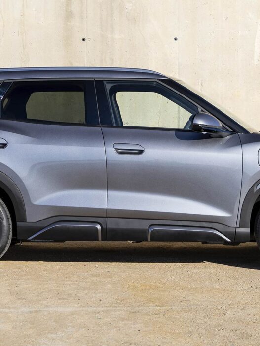 BYD ATTO 2 Comfort visto de perfil con su carrocería compacta y líneas laterales marcadas.