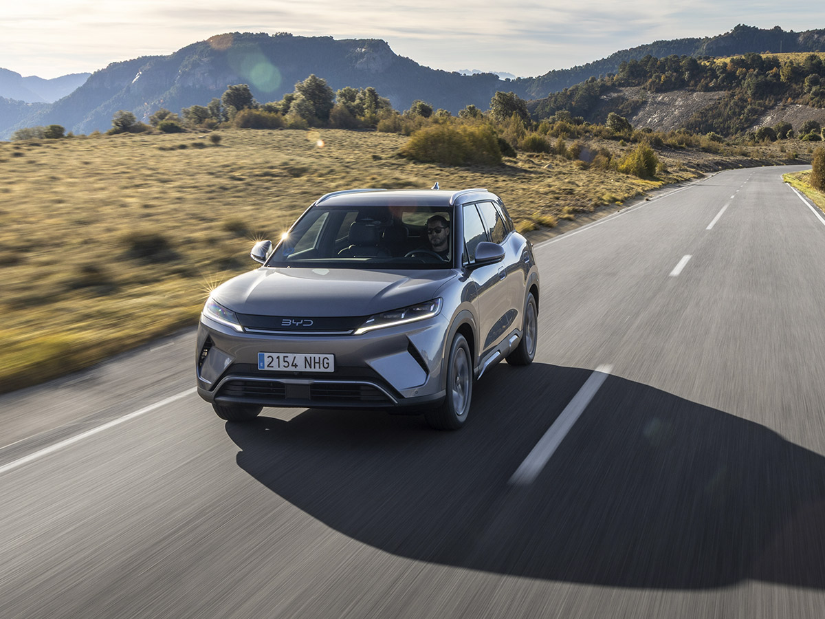 BYD ATTO 2 Comfort avanzando por carretera en un entorno de montaña.