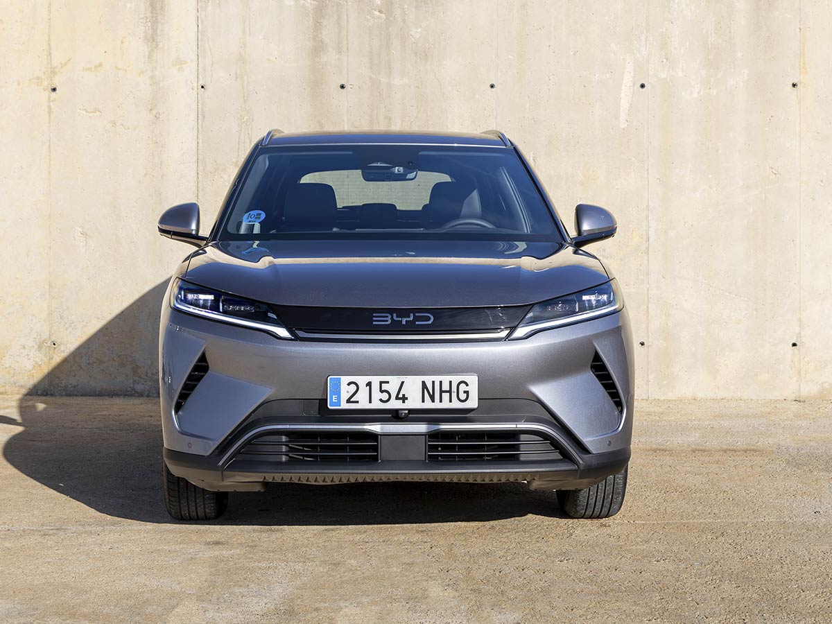 Vista frontal del BYD ATTO 2 Comfort con faros LED y nuevo diseño del paragolpes.