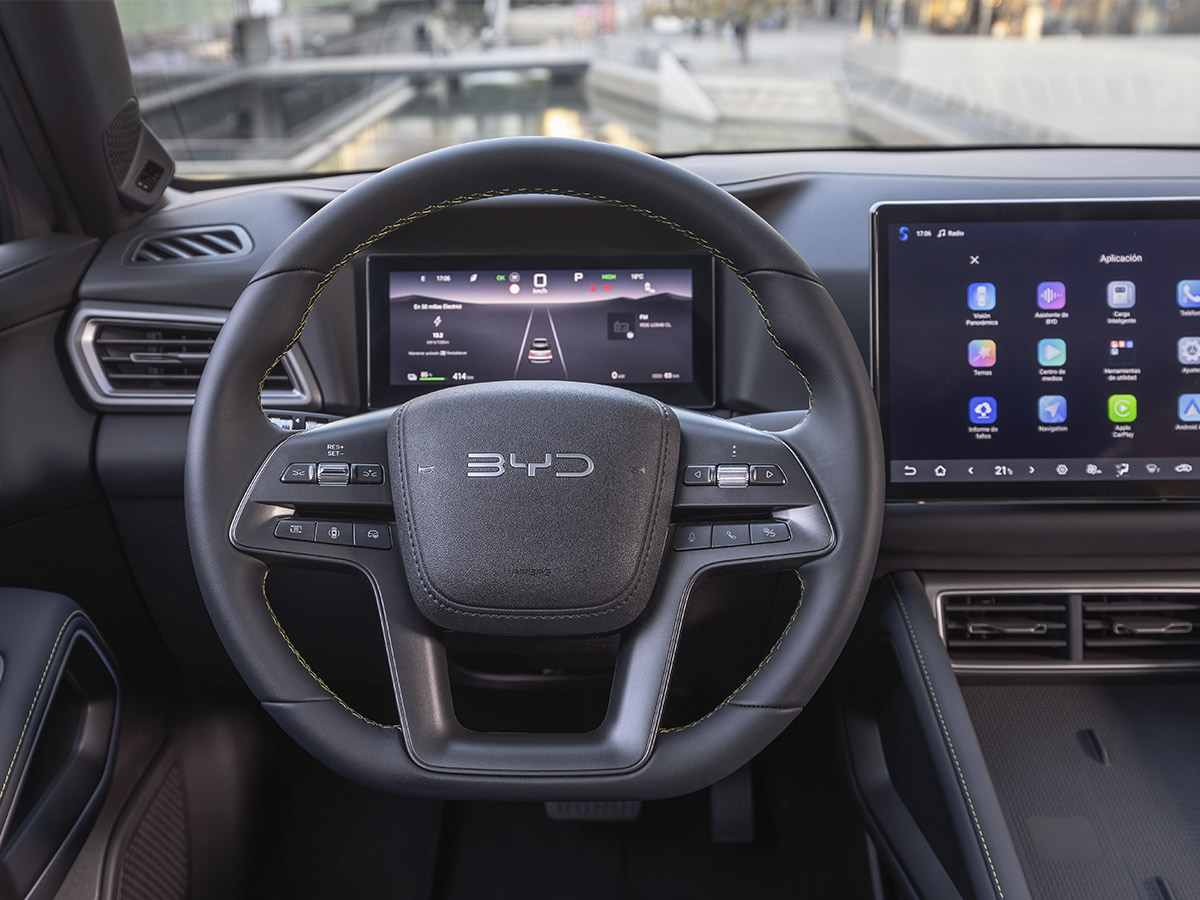 Volante del BYD ATTO 2 Comfort con controles integrados y panel digital de 8,8 pulgadas.