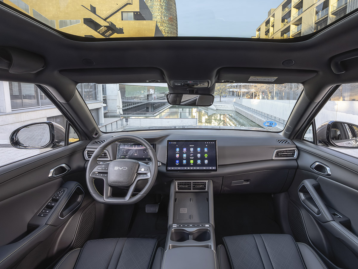 Habitáculo del BYD ATTO 2 Comfort con pantalla central de 12,8 pulgadas y techo panorámico.