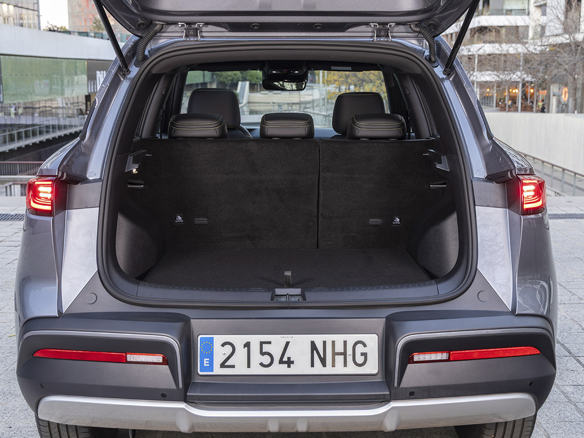 Maletero del BYD ATTO 2 Comfort con 450 litros de capacidad y asientos traseros abatibles.