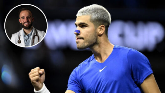 El tenista Carlos Alcaraz jugando al tenis con una tira nasal GudSlip, arriba recuadro del doctor Antelm Pujol