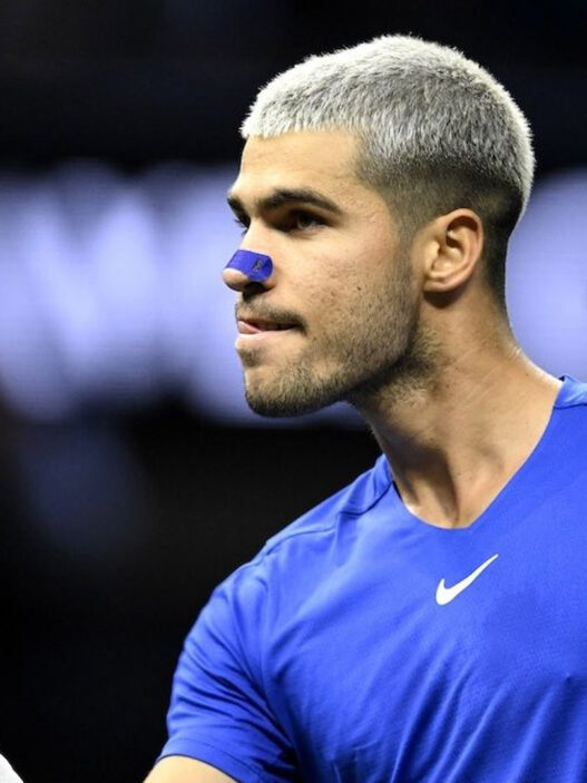 El tenista Carlos Alcaraz jugando al tenis con una tira nasal GudSlip, arriba recuadro del doctor Antelm Pujol