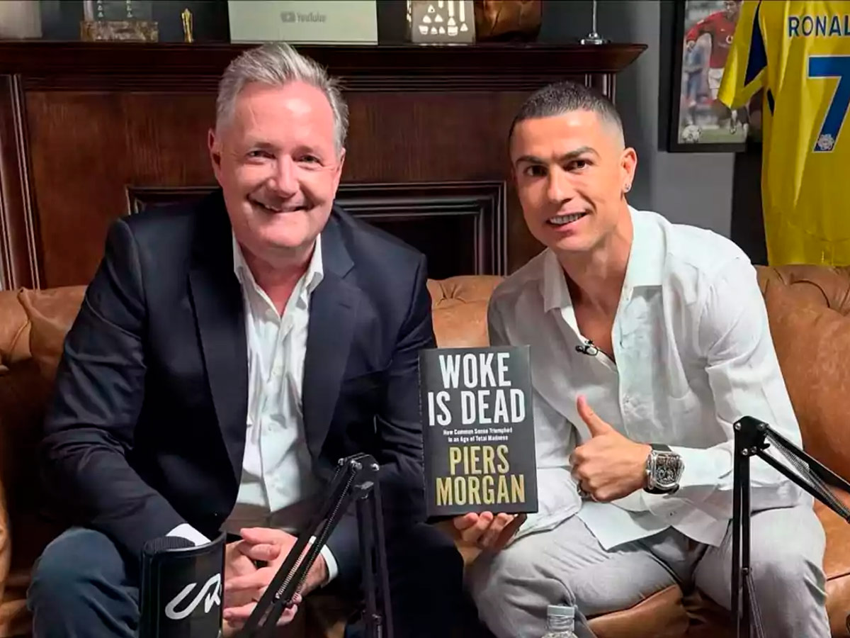 Piers Morgan y Cristiano sentados en un sofá