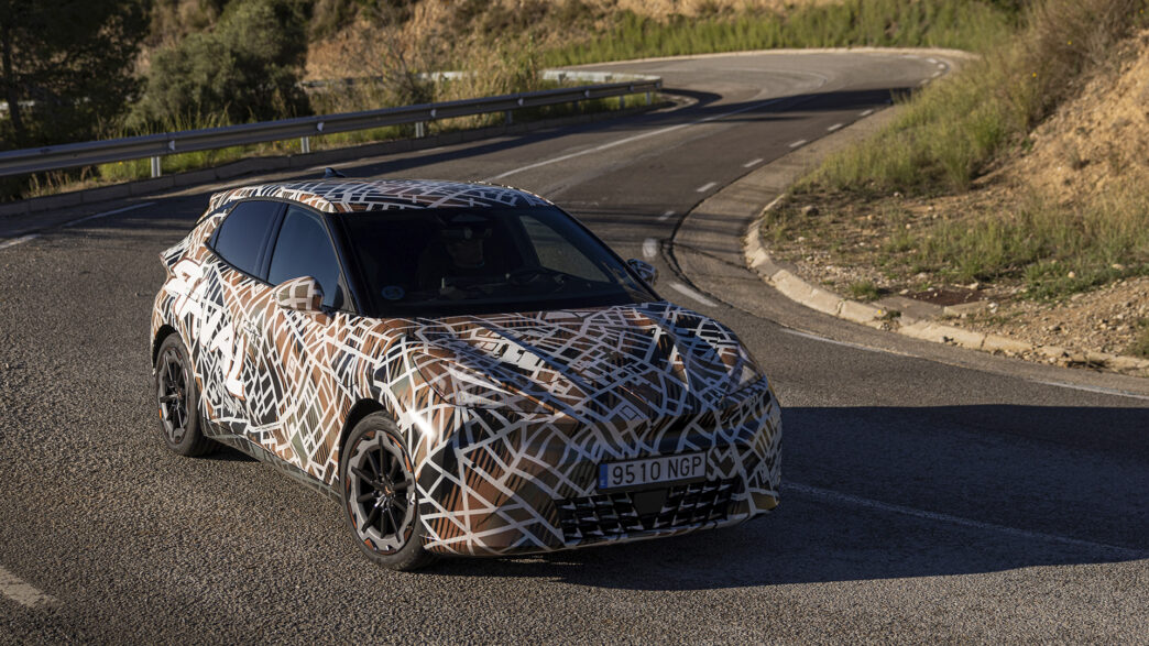 Vehículo preserie del Cupra Raval recorriendo una carretera de montaña durante las pruebas de conducción.