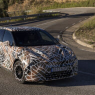 El nuevo eléctrico que Cupra ha sacado a la carretera en secreto y que apunta a convertirse en su gran lanzamiento de 2026 Vehículo preserie del Cupra Raval recorriendo una carretera de montaña durante las pruebas de conducción.