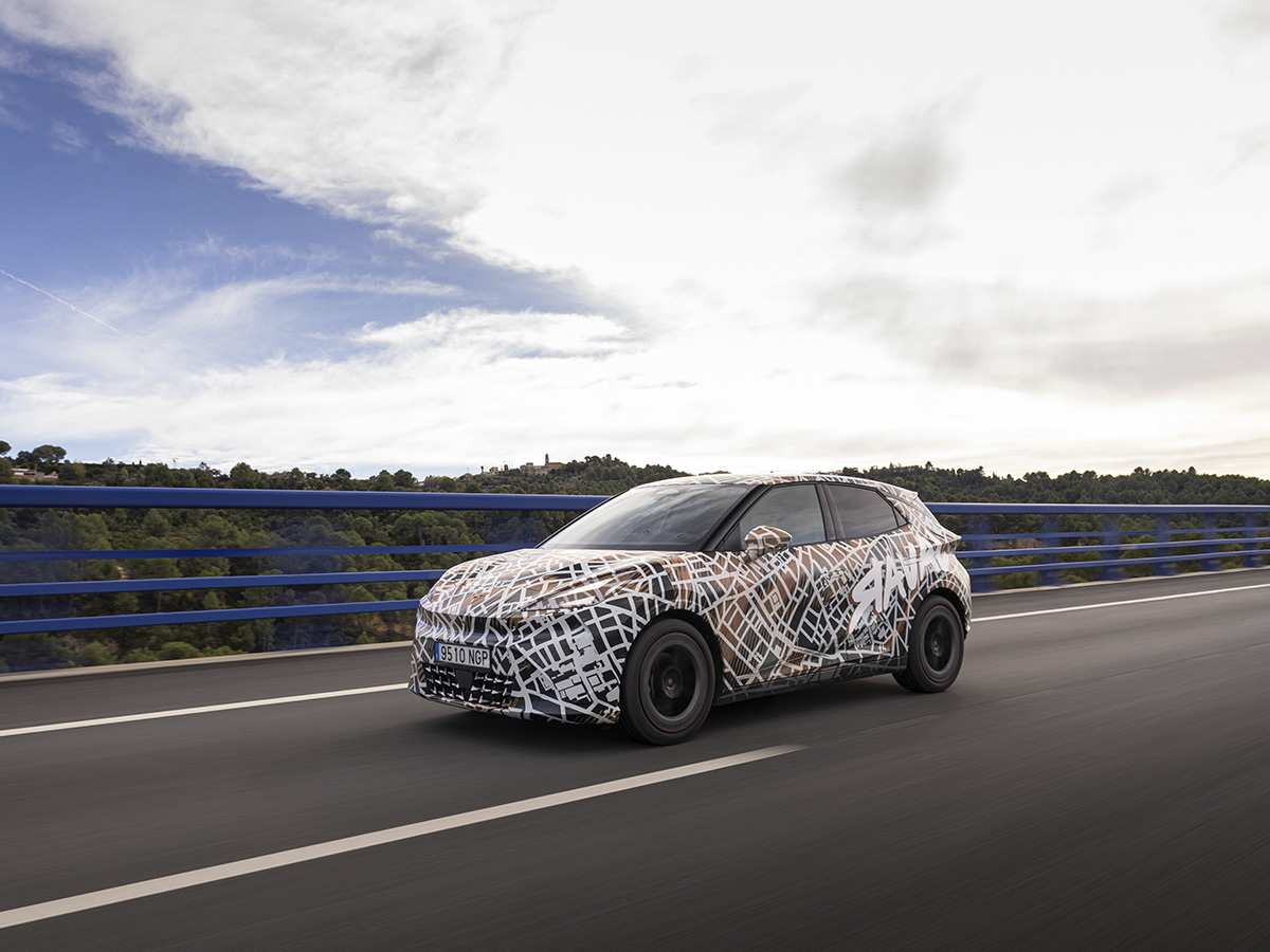Unidad preserie del Cupra Raval circulando por autopista con camuflaje especial inspirado en el barrio del Raval.
