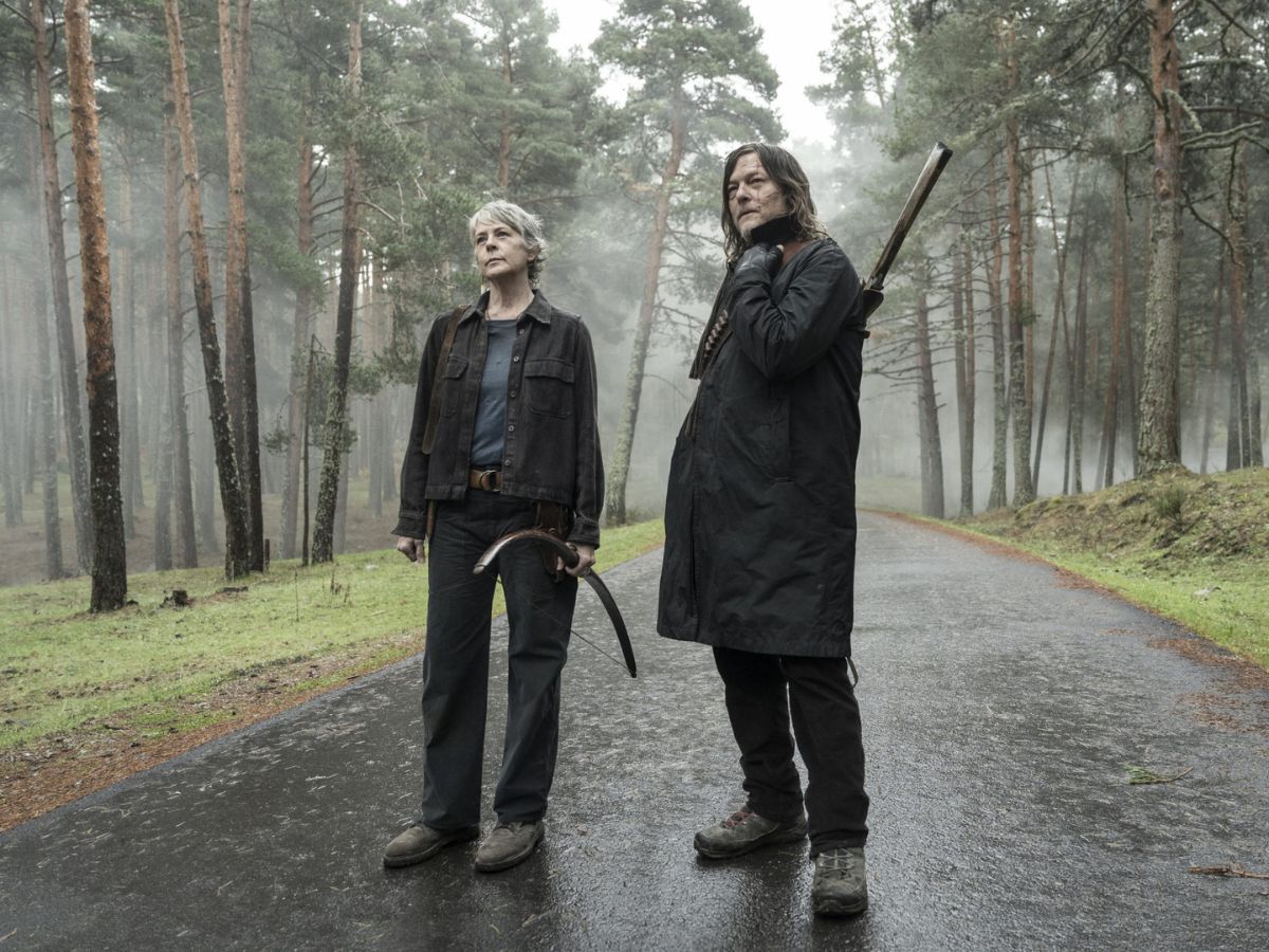 Carol Peletier y Daryb Dixon en una escena de la serie The Walking Dead, aparecen en mitad de un camino en un bosque