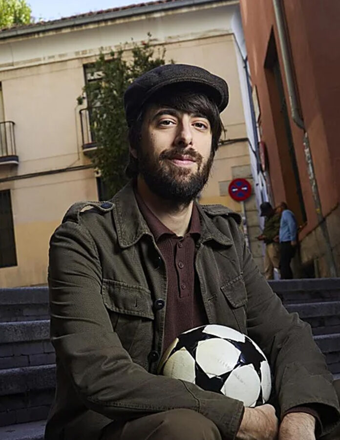 El escritor David Uclés durante su entrevista para el diario ABC