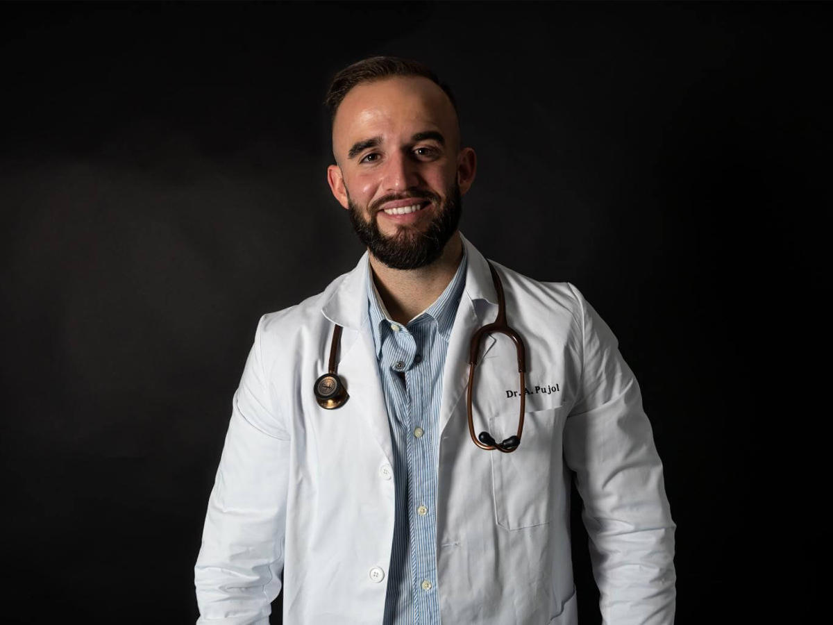 Imagen de estudio del doctor Antelm Pujol vestido de médico, con la bata blanca y un estetoscopio colgando del cuello