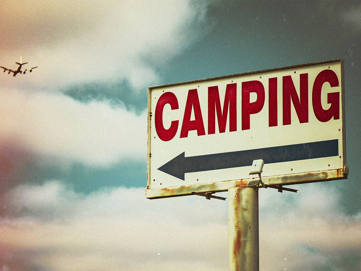 Cartel de un camping estilo años 70 vintage