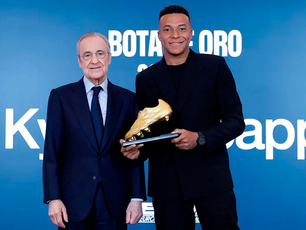 Kylian Mbappé junto a Florentino Pérez durante la entrega de la Bota de Oro 2025 en el Santiago Bernabéu.