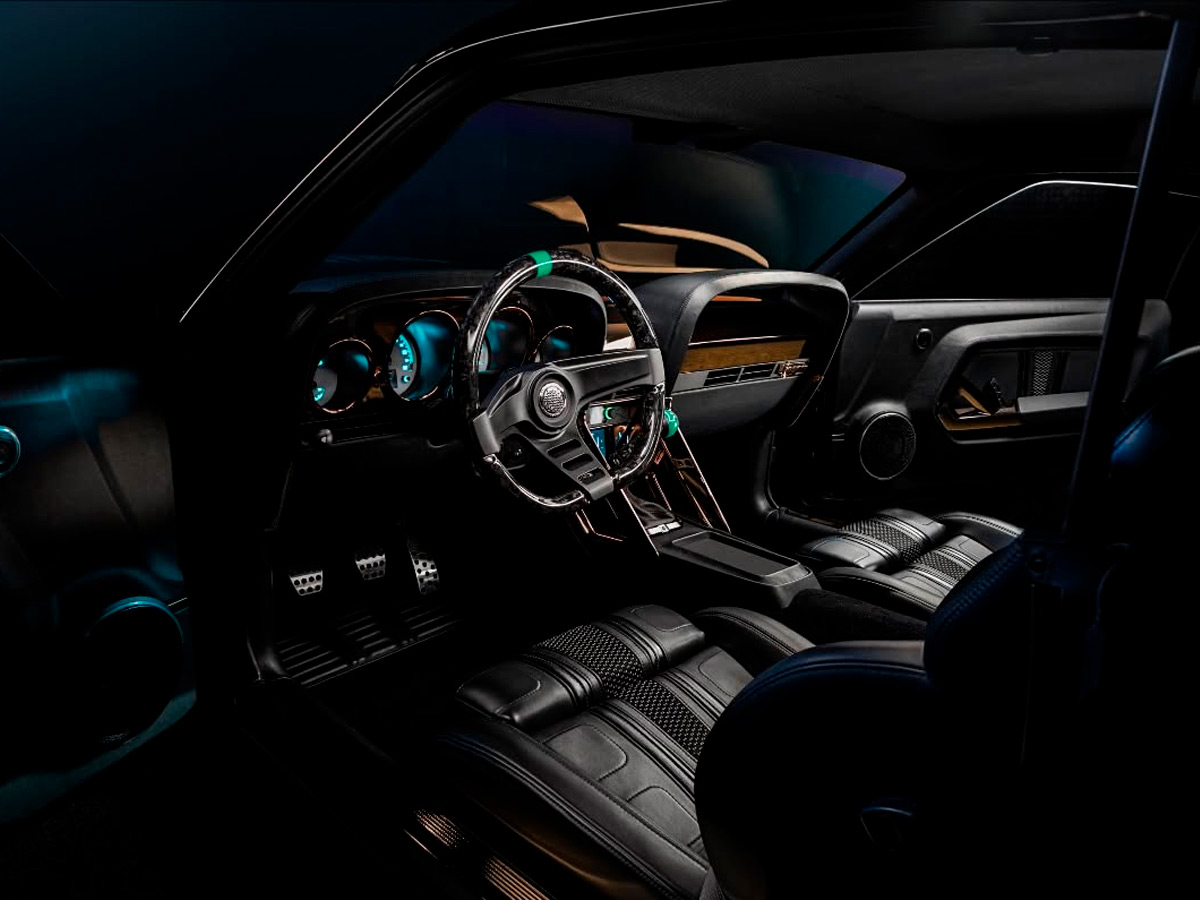 Interior del Ford Mustang Mach 1 “Kingpin” de Ringbrothers con tapicería Grab-Her Green y detalles personalizados