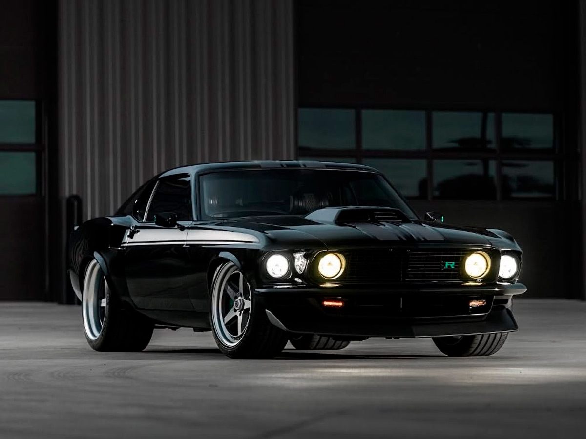 Vista frontal del Ford Mustang Mach 1 “Kingpin” de 1969 con carrocería Bootleg Black y kit de fibra de carbono