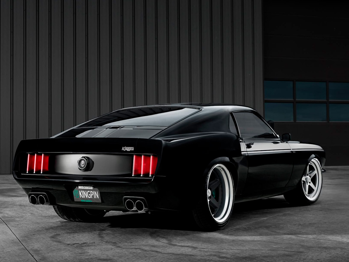 Vista trasera del Ford Mustang Mach 1 “Kingpin” ensanchado y personalizado por Ringbrothers