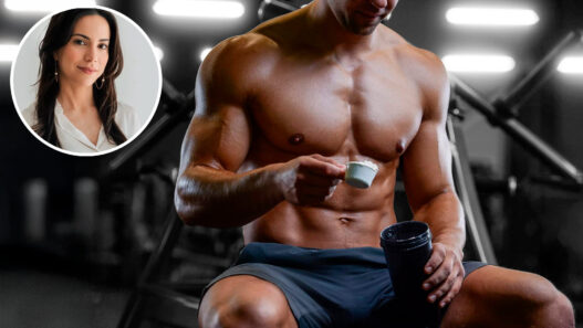 Imagen de un hombre echando un suplemento deportivo a un bote mientras entrena en el gimnasio, arriba a la izquierda, circulo destacado con un retrato de la médico nutricionista Isabel Viña