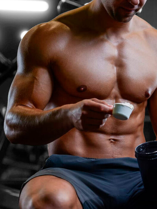 Imagen de un hombre echando un suplemento deportivo a un bote mientras entrena en el gimnasio, arriba a la izquierda, circulo destacado con un retrato de la médico nutricionista Isabel Viña