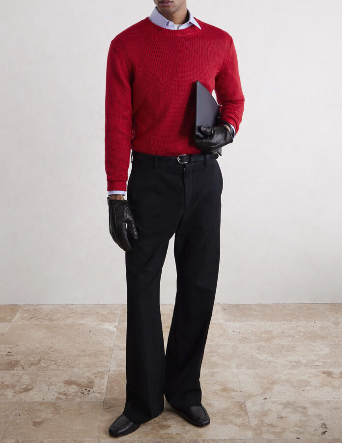 Hombre con jersey rojo, camisa azul y pantalón negro en un look elegante de Saman Amel
