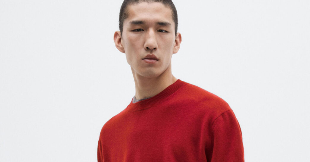 modelo asiático vestido con un jersey rojo de Massimo Dutti temporada invierno 2025