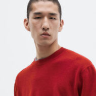 Massimo Dutti vende el jersey rojo que dominará el invierno y te damos 5 ideas de estilo para combinarlo modelo asiático vestido con un jersey rojo de Massimo Dutti temporada invierno 2025