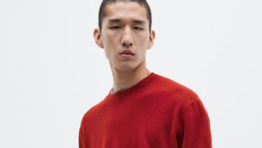 modelo asiático vestido con un jersey rojo de Massimo Dutti temporada invierno 2025