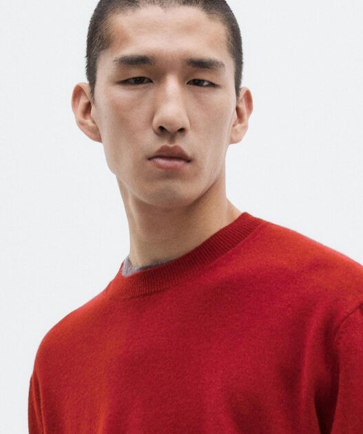 modelo asiático vestido con un jersey rojo de Massimo Dutti temporada invierno 2025