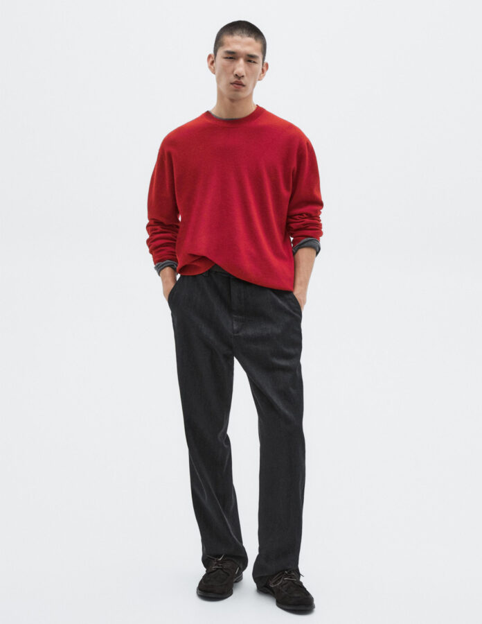 Modelo asiático vestido con un jersey rojo fuerte de la firma Massimo Dutti