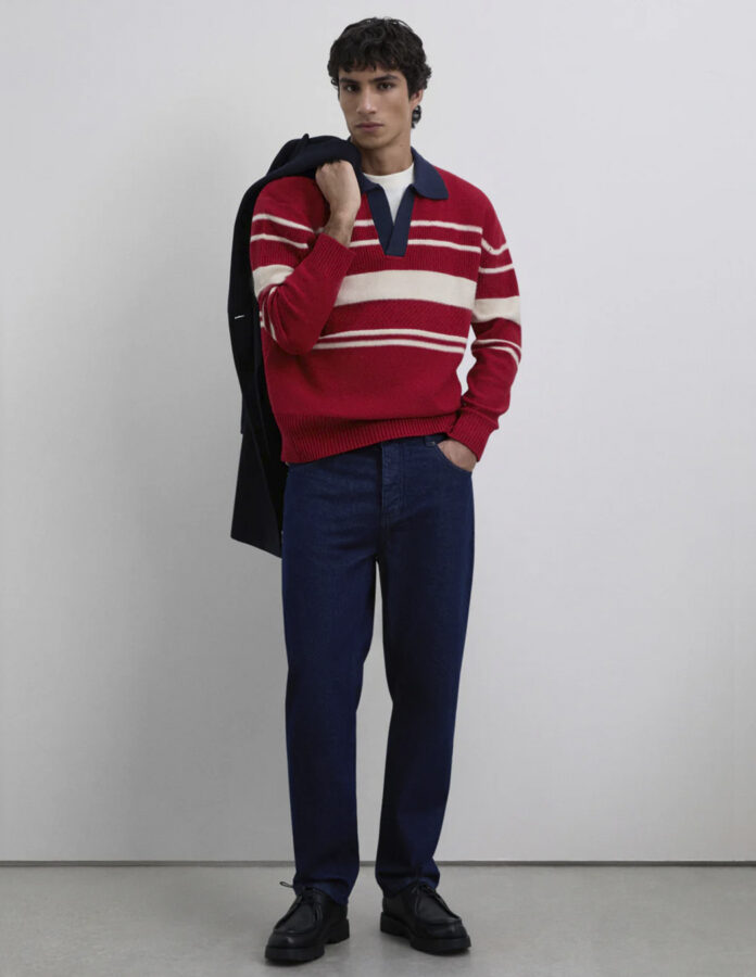 Hombre con jersey rojo de rayas y vaquero azul oscuro en un look de Scalpers