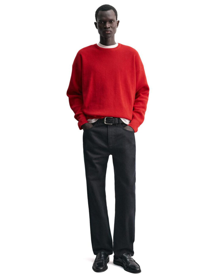 Hombre con jersey rojo y vaquero negro recto en un look casual de Zara