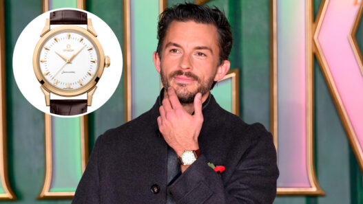 El actor Jonathan Bailey con un reloj OMEGA en el estreno europeo de “Wicked: For Good” en Londres