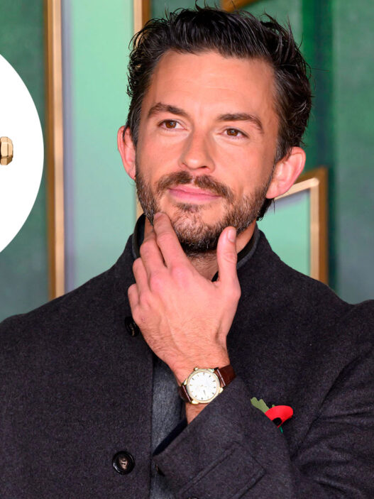 El actor Jonathan Bailey con un reloj OMEGA en el estreno europeo de “Wicked: For Good” en Londres