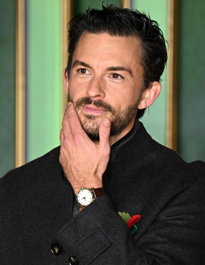 Primer plano de Jonathan Bailey luciendo su reloj OMEGA Seamaster de oro durante el estreno de Wicked: For Good